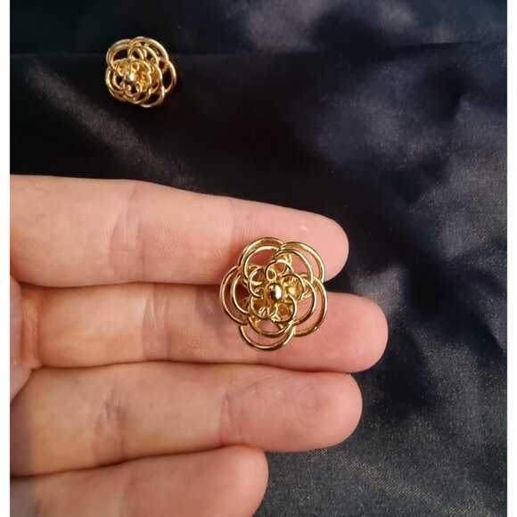 Vintage Crown TRIFARI Signed Clip On Celtic Knot Flower Gold Toned Earrings - Picture 6 of 7